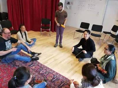 跨越山海的戏剧对话 一位美国导演与凉山彝族版《罗密欧与朱丽叶》